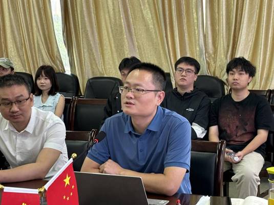 一群人坐在桌子前AI 生成的内容可能不正确。